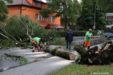 Neurje z vetrom podiralo drevesa in odkrivalo strehe (11)